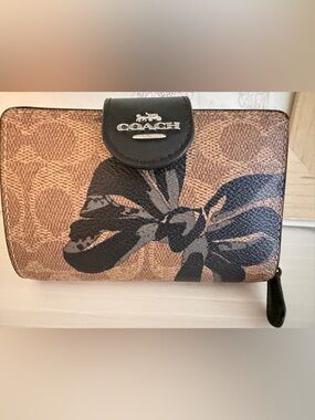Coach Women’s Medium Corner Zip Bow Wallet